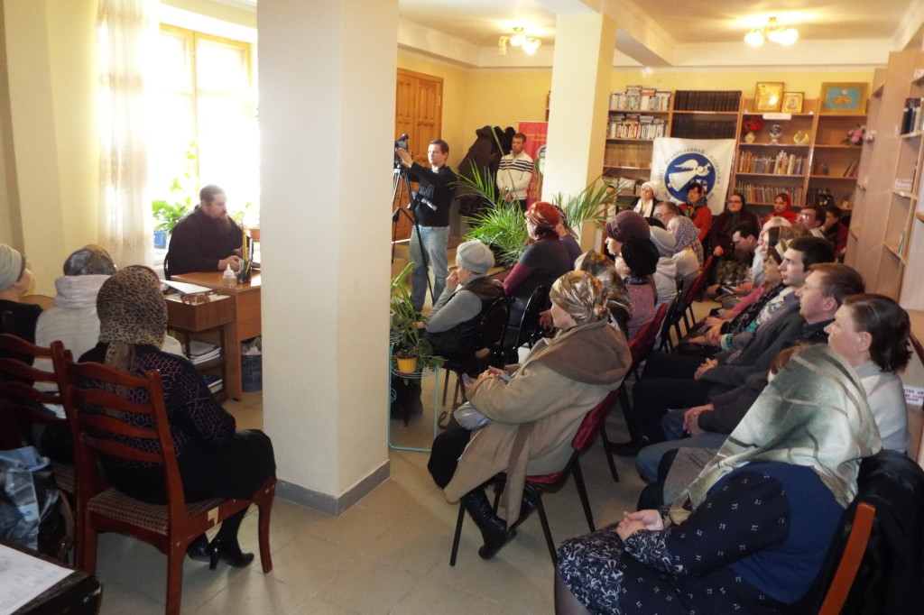 Священник Алексий Рой провел встречу в библиотеке Покровского Архиерейского собора посвященную Дню православной книги.