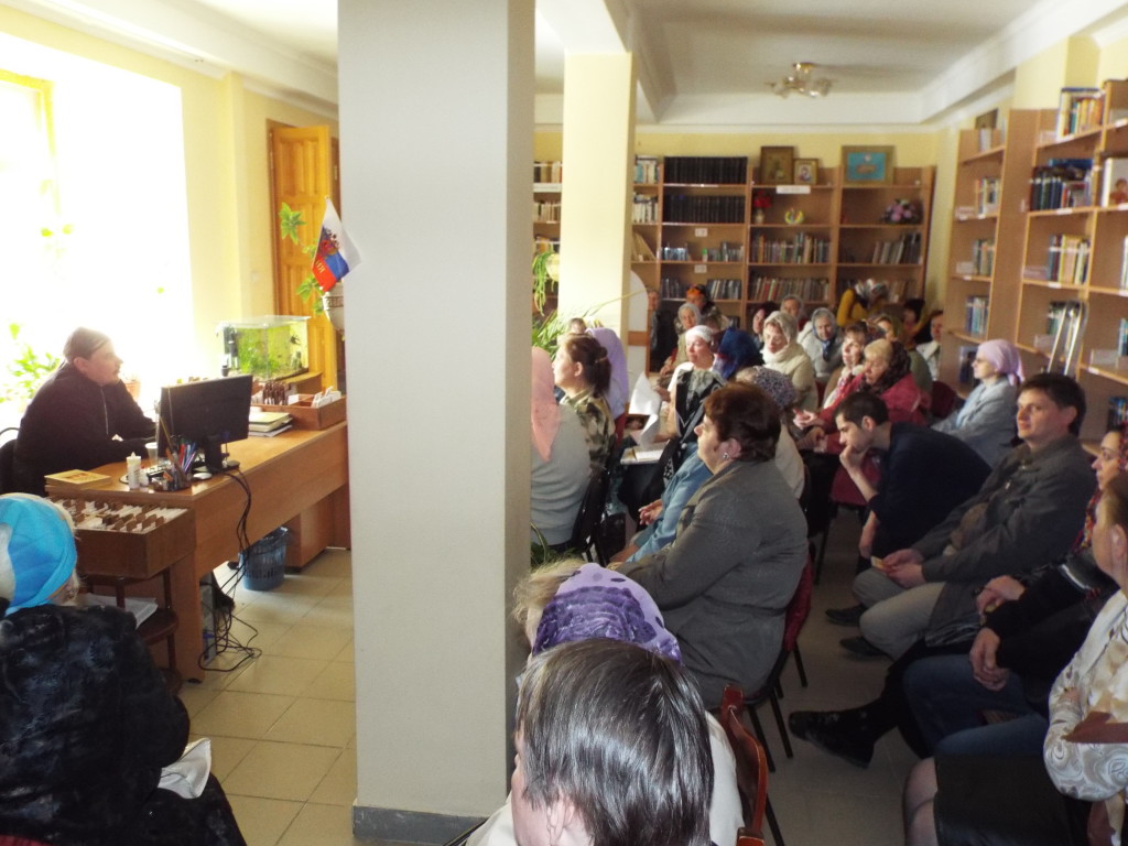 Священник Алексей Асташкин провел встречу в библиотеке Покровского Архиерейского собора