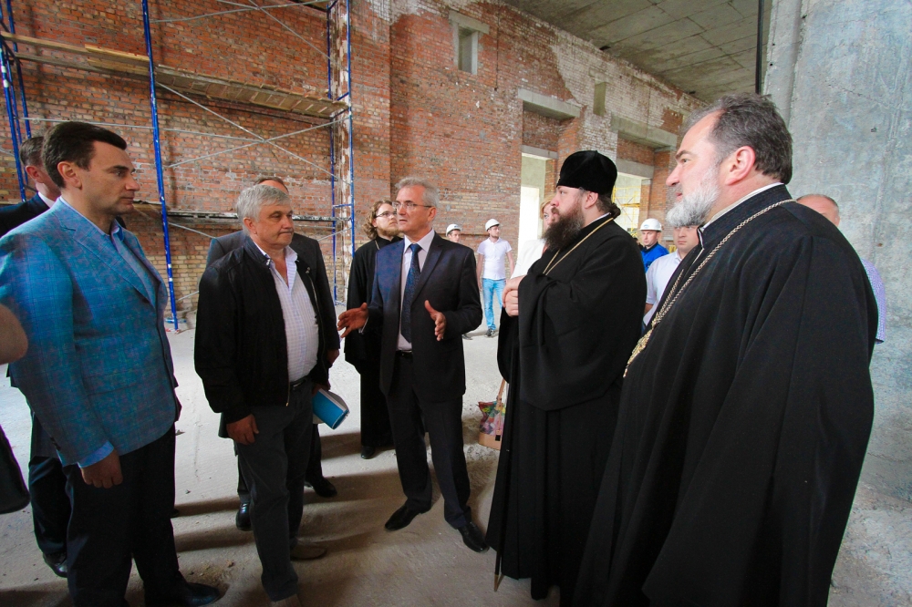 Митрополит Серафим и врио губернатора Иван Белозерцев оценили темпы строительства Спасского кафедрального собора Пензы